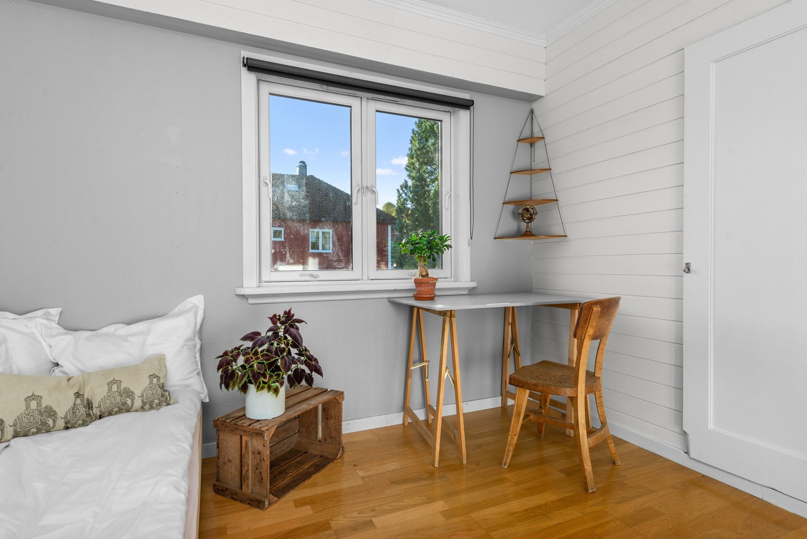 Soverom 10,5m2, godt med plass, og innebygd garderobeskap. Galleribilde