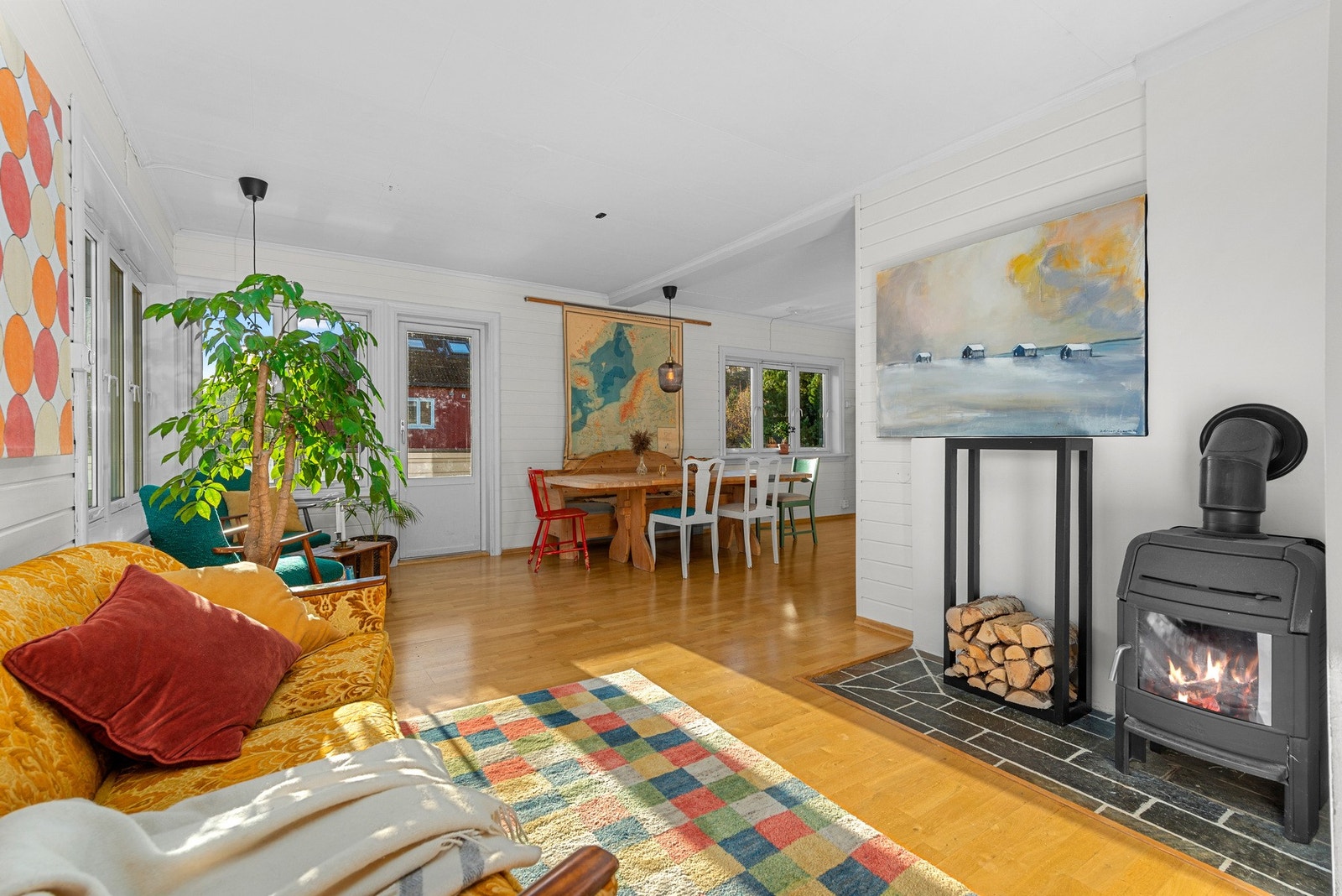 Fra stuen i 2.etasje har du utgang til balkong på 8m2. Galleribilde