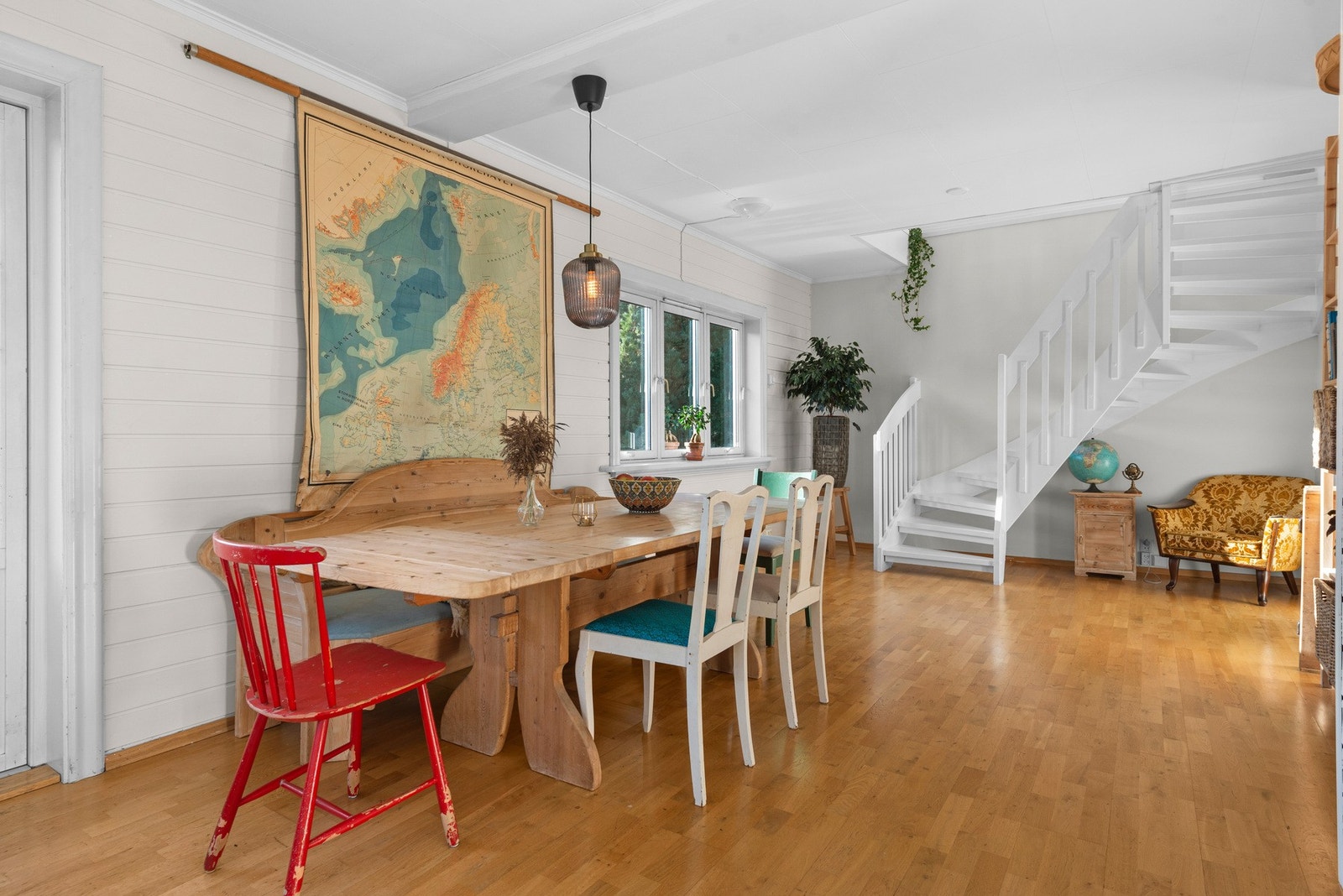 God plass til spisestue på den romslige stua, trapp opp til loftsetasje. Galleribilde