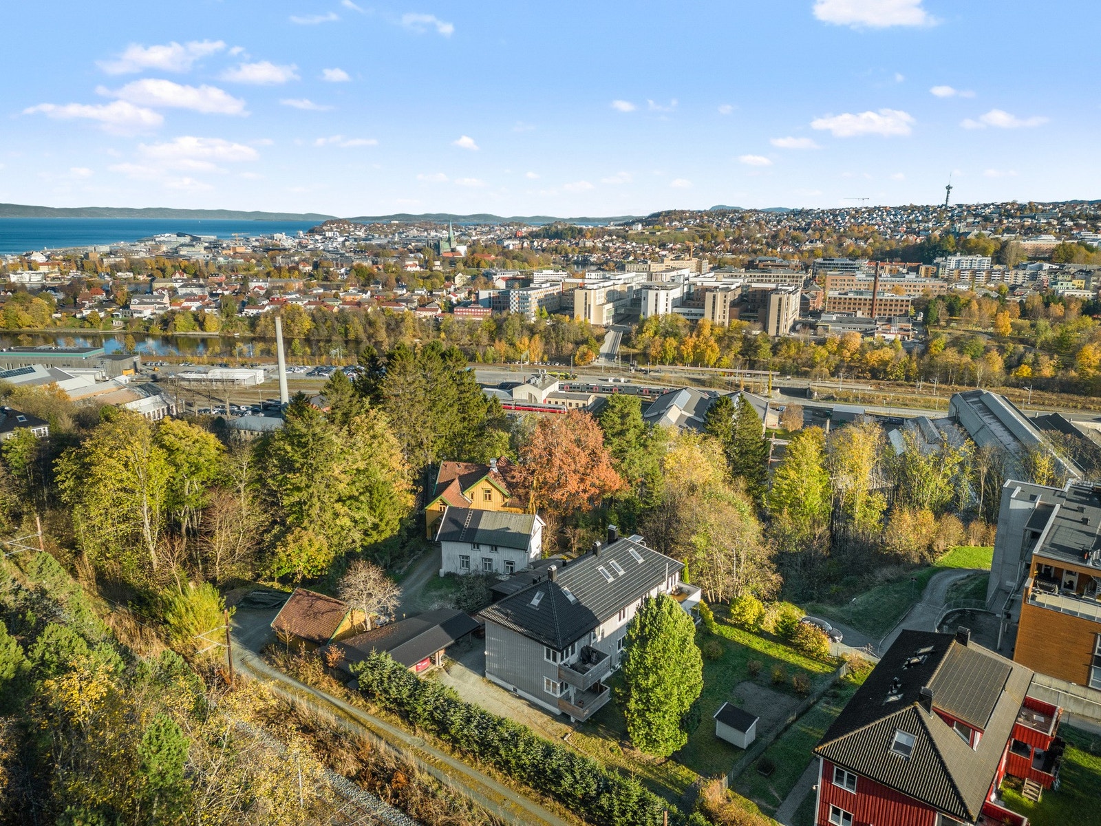 Eiendommen ligger fint til på Breidablikk nært trikkeforbindelse til og fra byen, og med kort vei til sentrum via Sykehusbrua. Leiligheten disponerer carport og utvendig bod. Galleribilde