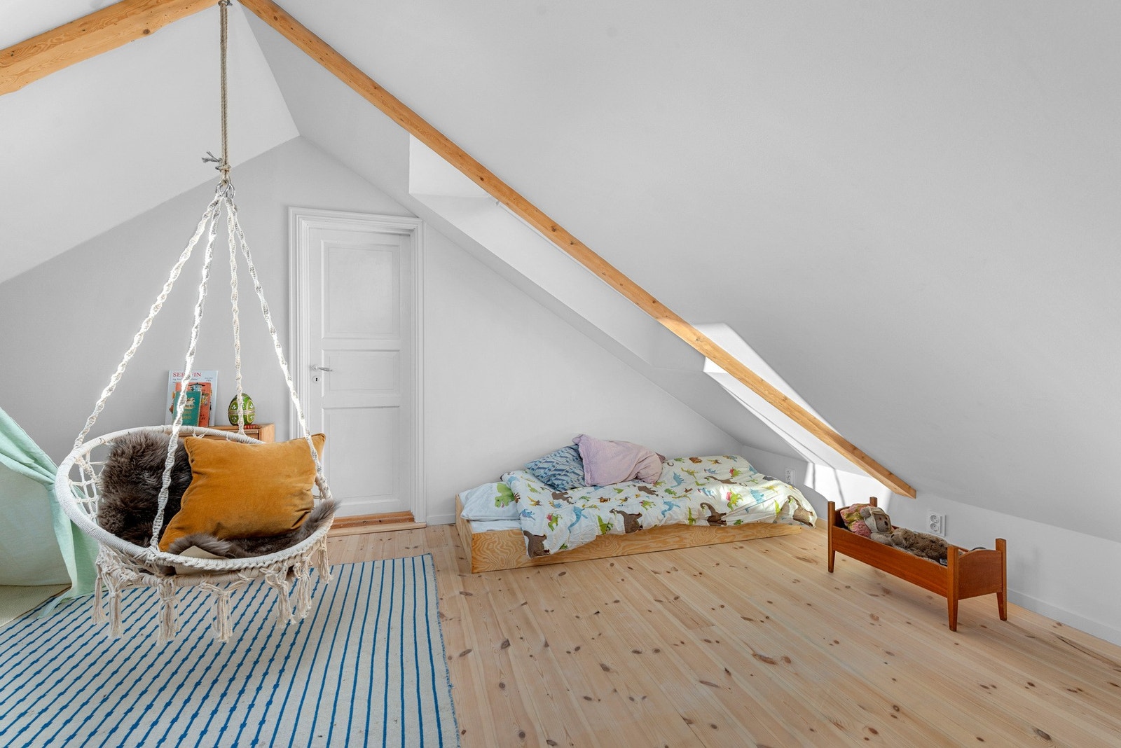 Rommet har et målbart areal på ca 10m2, men et større gulvareal. Galleribilde