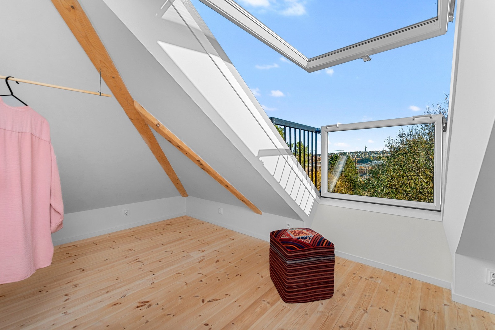 Rom på loft som benyttes som soverom på ca 3,5m2 målbart areal (for lite areal til å tilfredsstille krav til soverom). Herfra er det smart Velux-vindu som gir balkongfølelse. Galleribilde