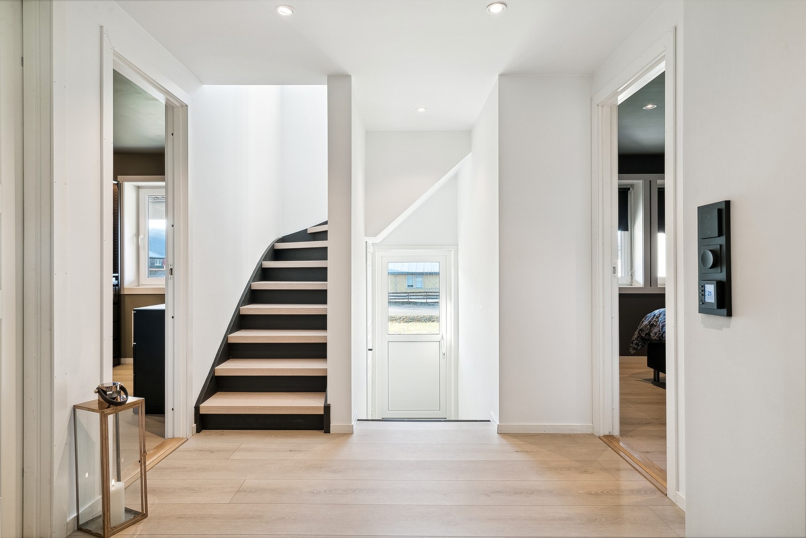 Vi tar turen ned til 1. etasje, hvor vi finner to soverom, walk-in garderobe og bad. Fra gangen i 1. etasje er det adkomst til terrassen og hagen. Galleribilde
