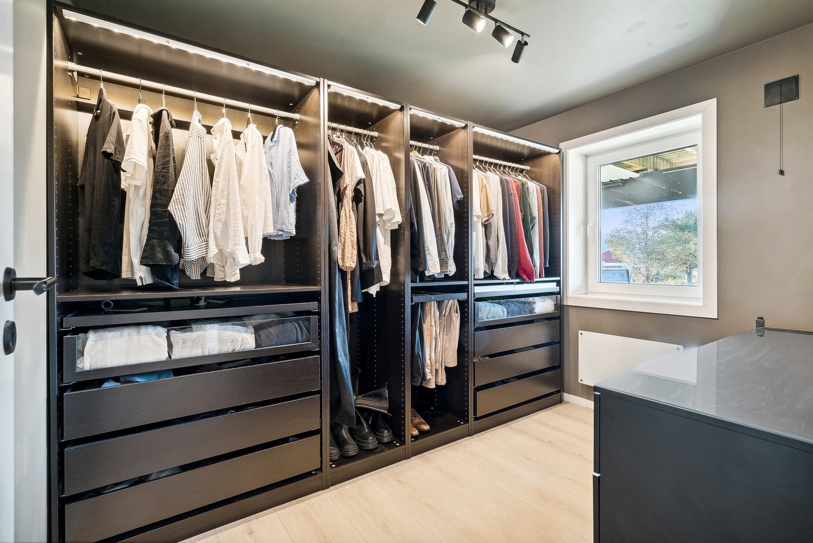 Det ene soverommet benyttes i dag som walk-in garderobe. En drøm for mange! Galleribilde