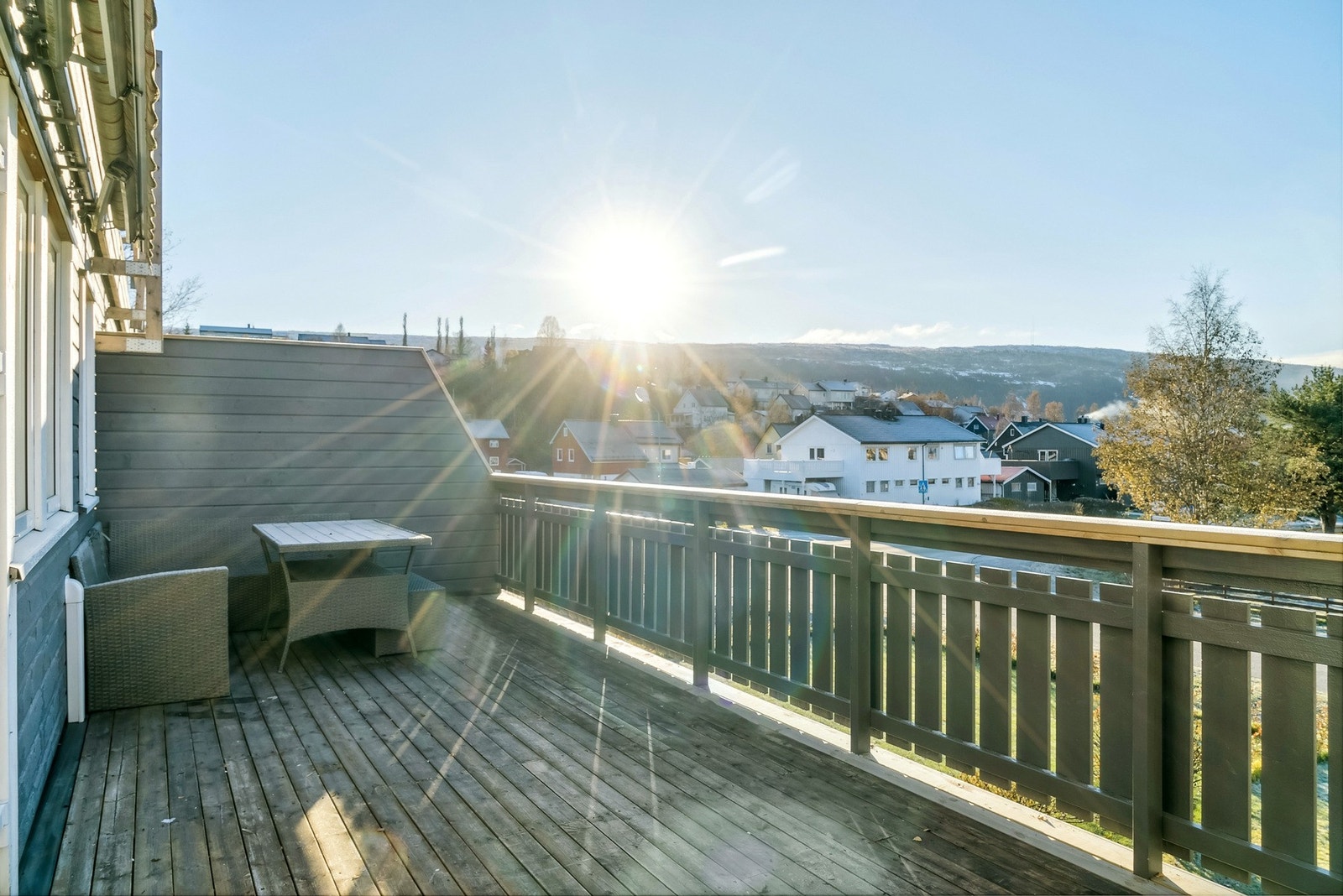 Balkongen er på ca. 22 kvm, så her er det god plass til en koselig spisegruppe. Galleribilde