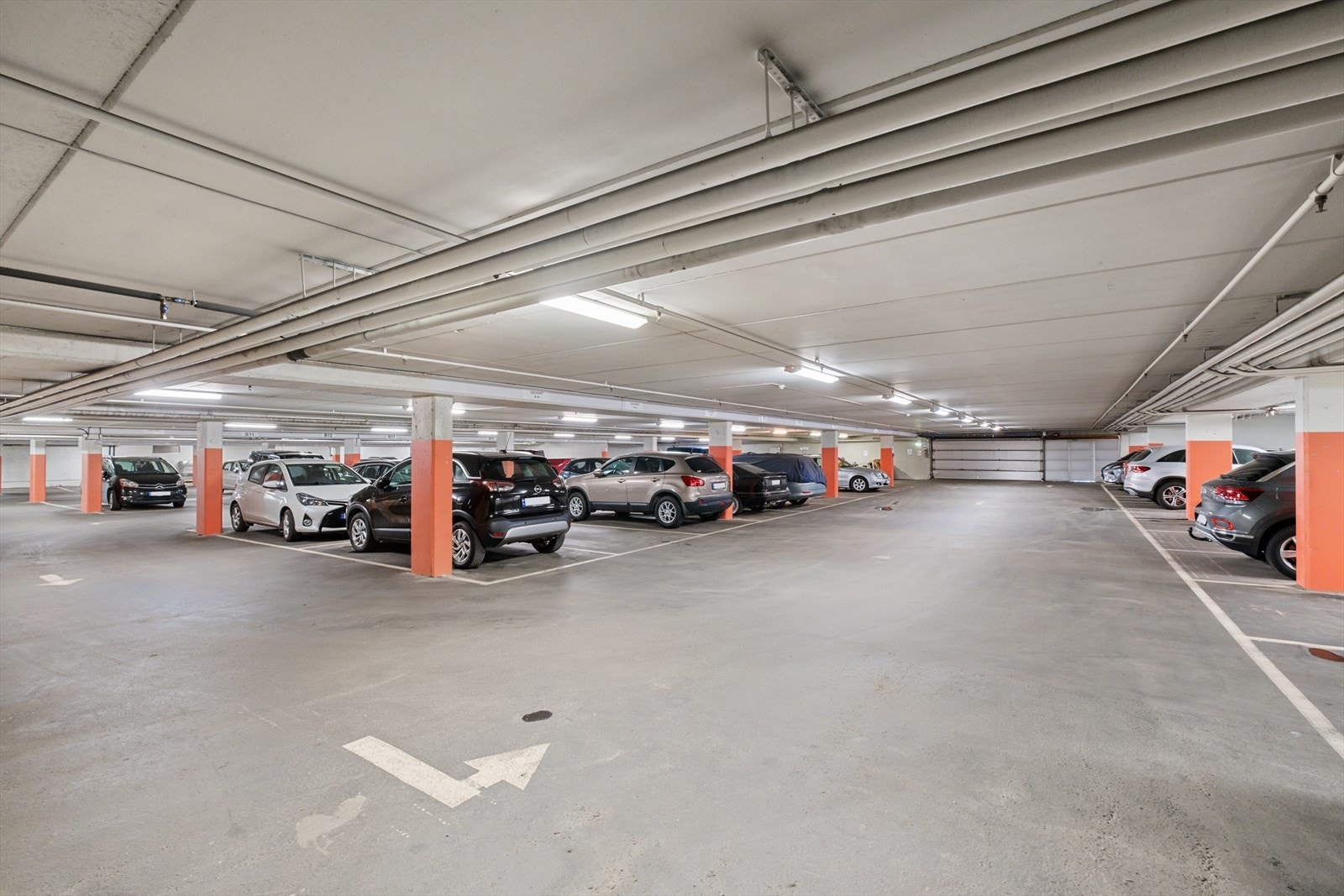 Det er en plass i felles garasjeanlegg Galleribilde