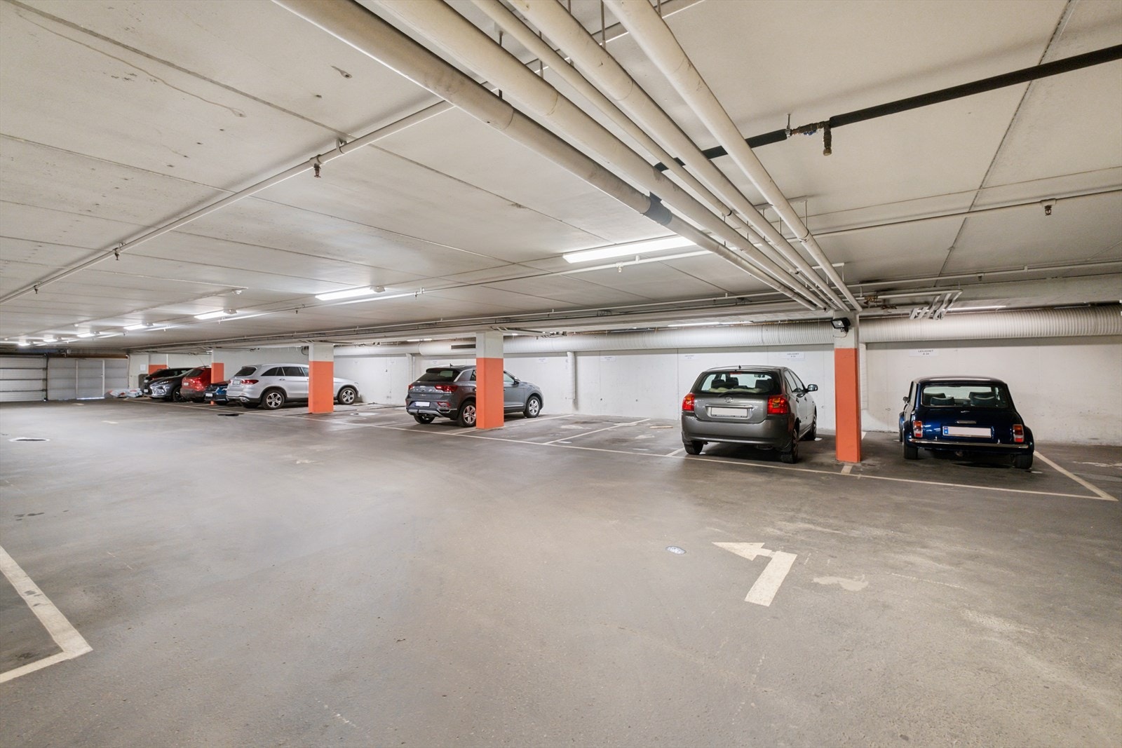 Det er en plass i felles garasjeanlegg Galleribilde
