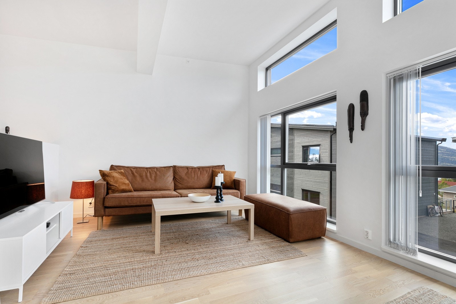 Stue med store vinduer som gir mye lys inn. Galleribilde