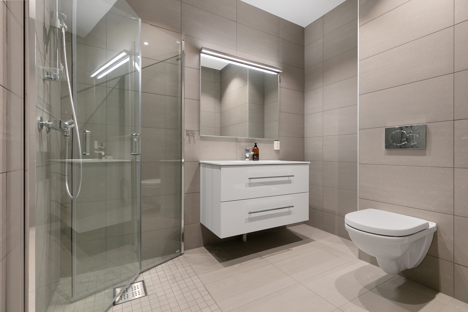 Badet i 2. etg., direkte inngang til soverom og garderoberom Galleribilde