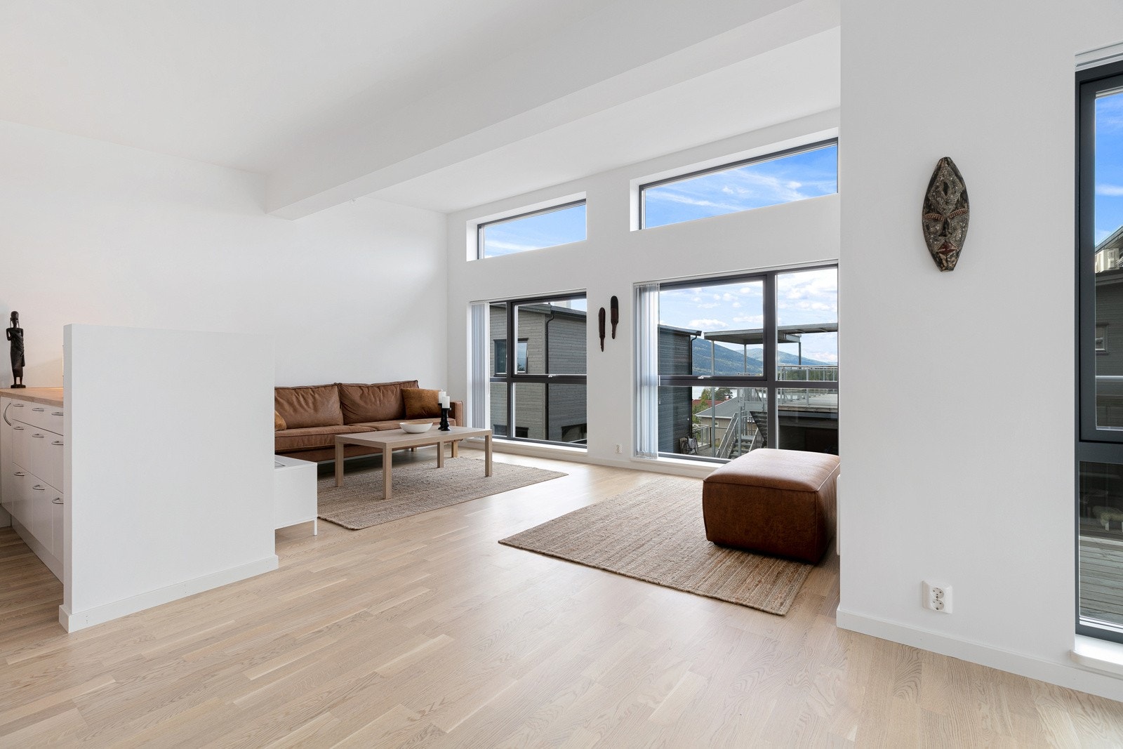 Stor luftig stue med masse av lys. Galleribilde