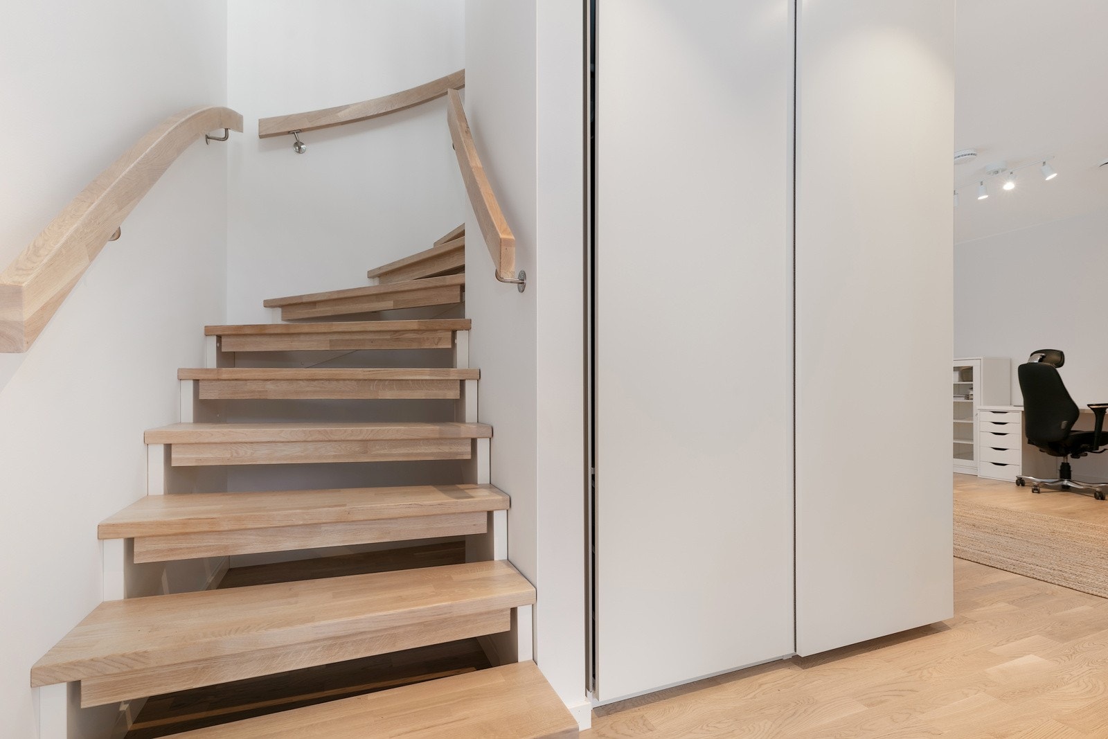 Moderne trapp opp til 2. etasje Galleribilde