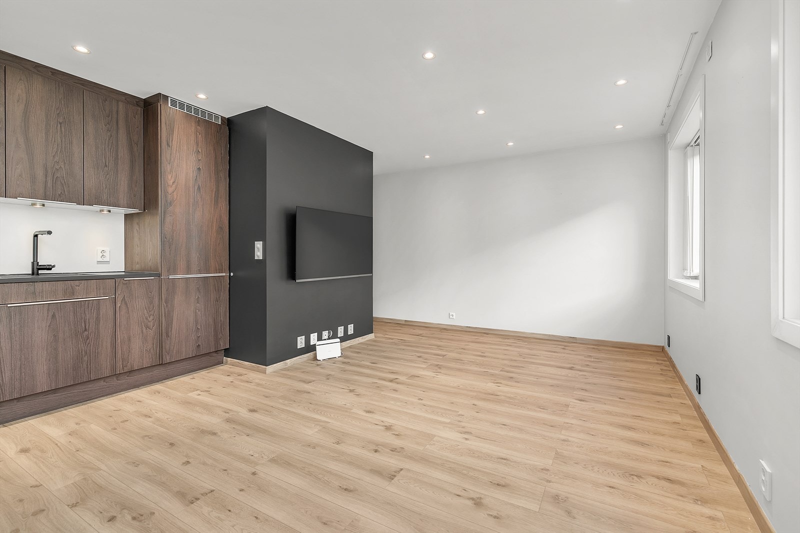 Det er 15 downlights i tak i kjøkken og stue Galleribilde