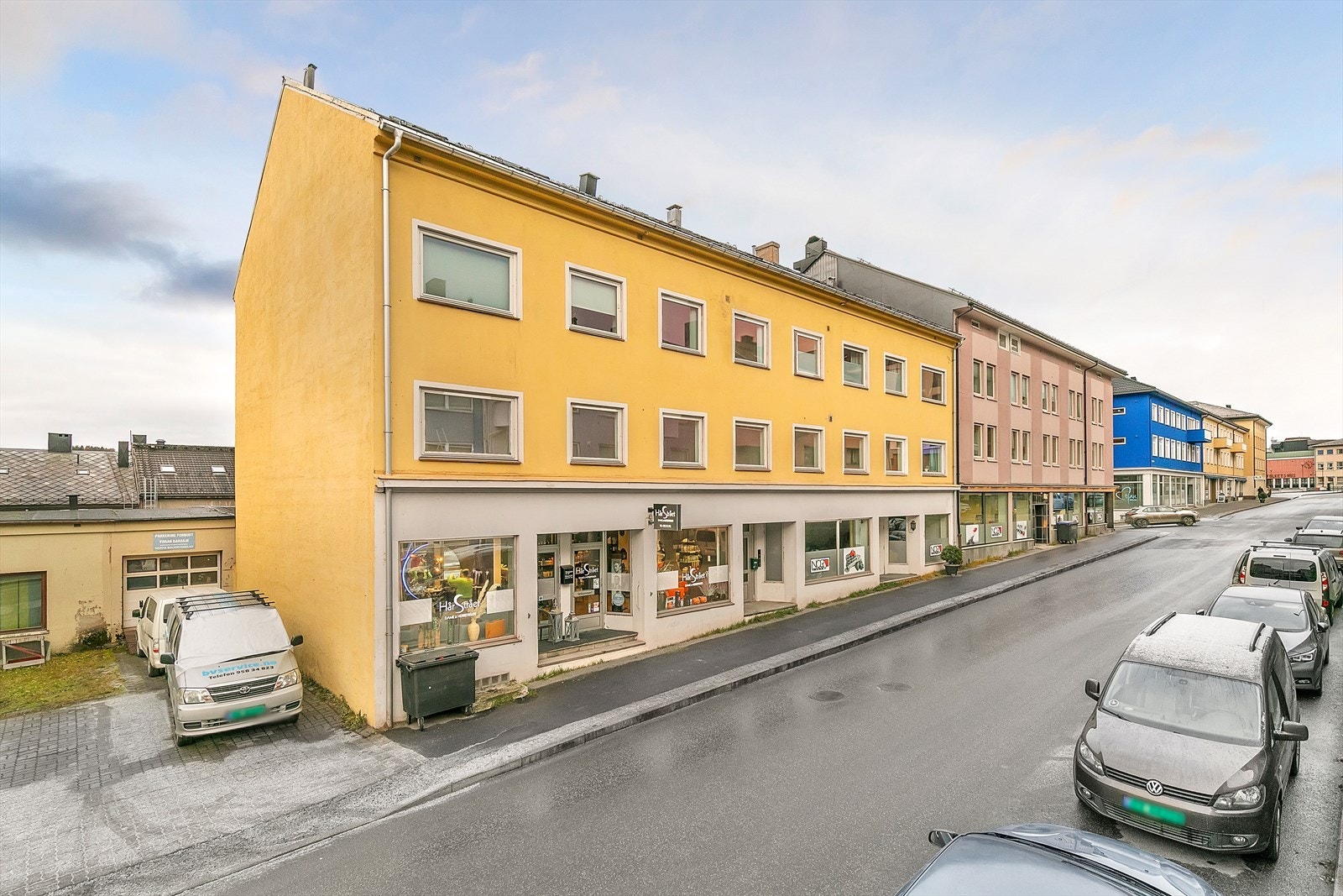 Fra eiendommen er det nærhet til blant annet frisør, dagligvarebutikk og restaurant Galleribilde