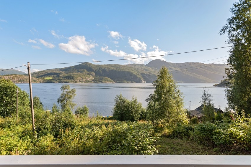 Her får du en flott eiendom som byr på fantastisk utsikt over fjord og fjell. Galleribilde