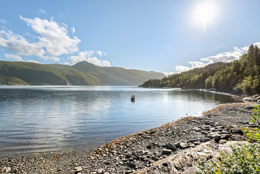 Fra hytta går det en liten sti ned til berg og fjorden. Her kan man fra bergene stå å fiske eller ta med solstolen å nyte stillheten og utsikten. Galleribilde