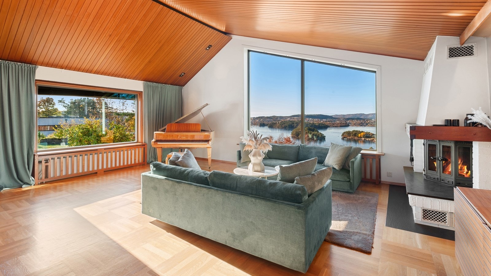 Romslig stue med takhøyde på 3,69 m. Galleribilde