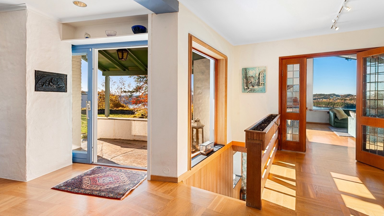 Mellomgang med utgang til terrasse og hage Galleribilde