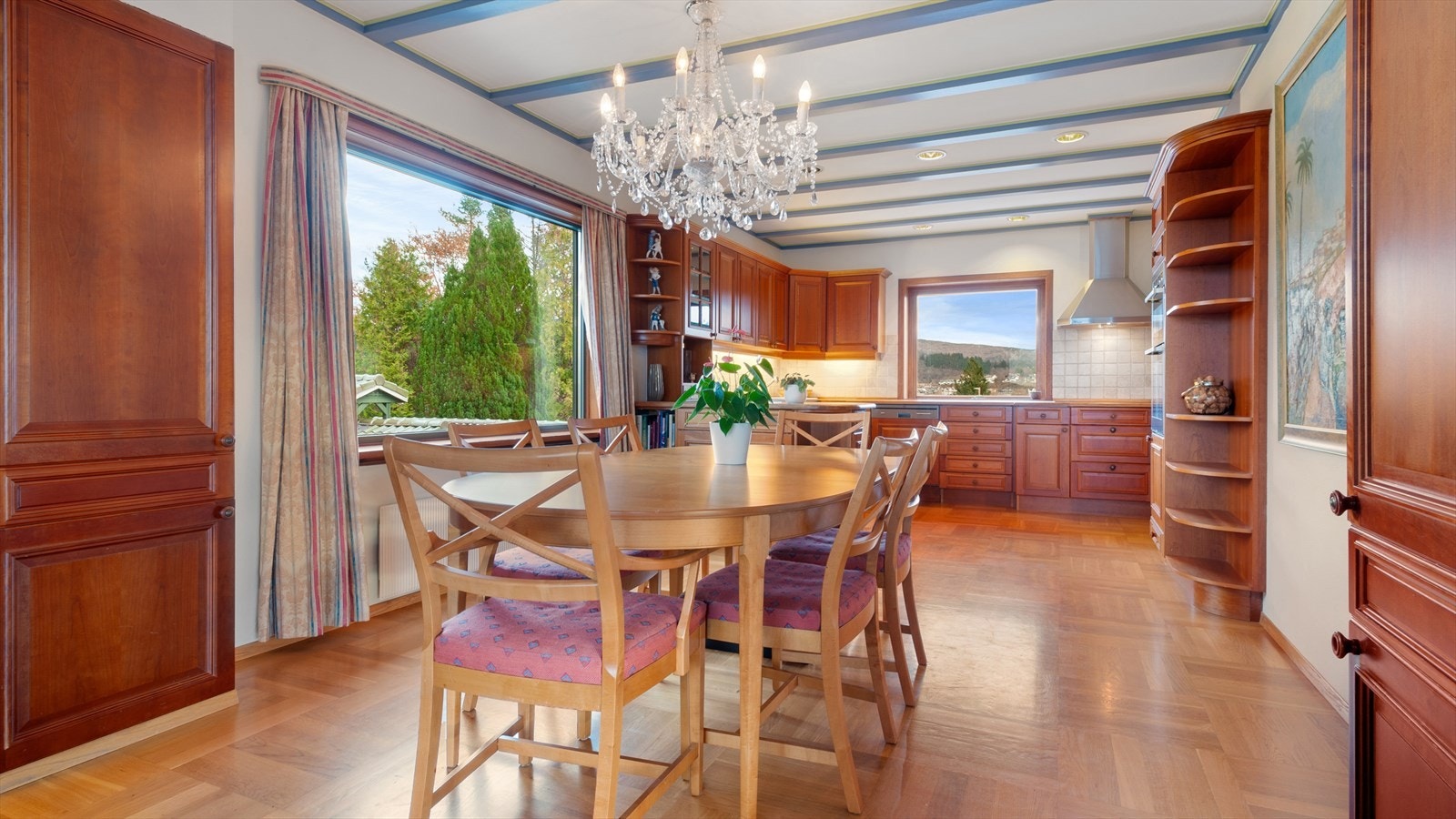 Kjøkken med tilhørende spisestue - fri utsikt i alle retninger Galleribilde