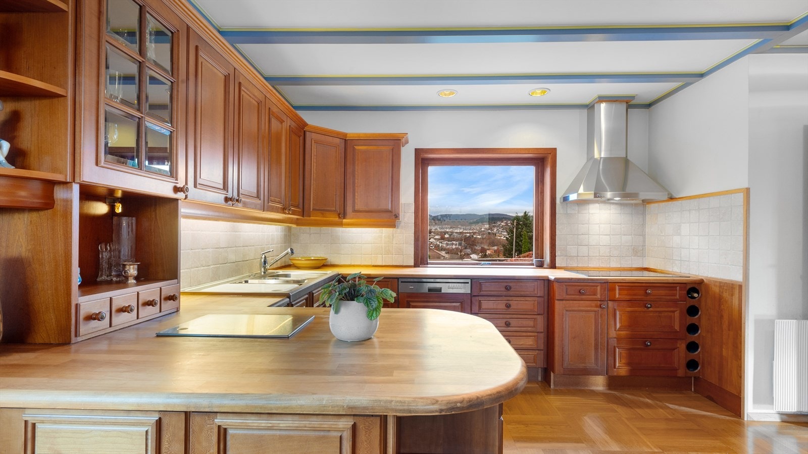 Eikekjøkken med integrerte hvitevarer Galleribilde