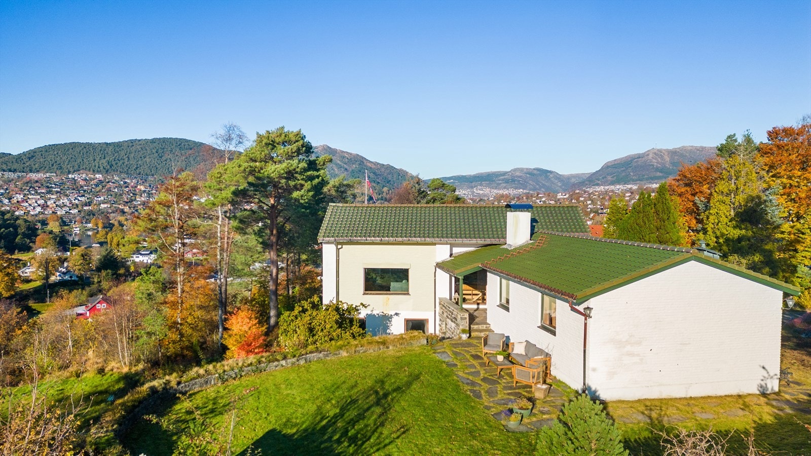 Nytt tak fra 2012 med glasert takstein Galleribilde