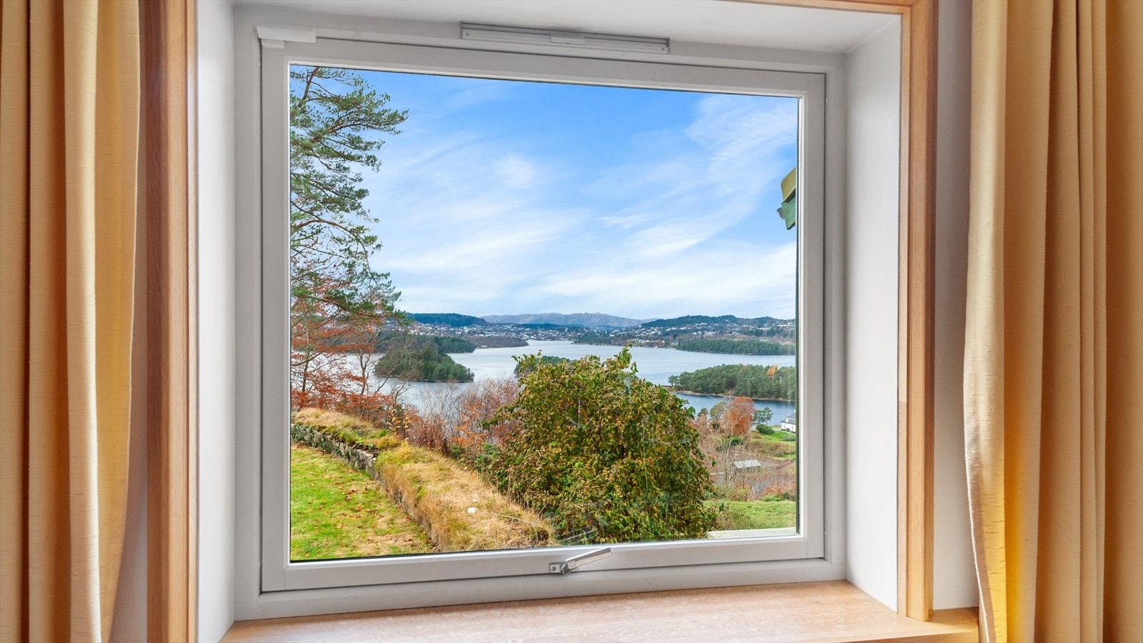 Utsikt fra stue/ bibliotek Galleribilde