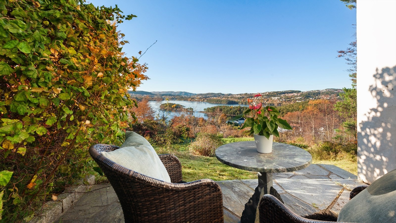 Tomt på 2,4 mål med flere lune uteplasser Galleribilde