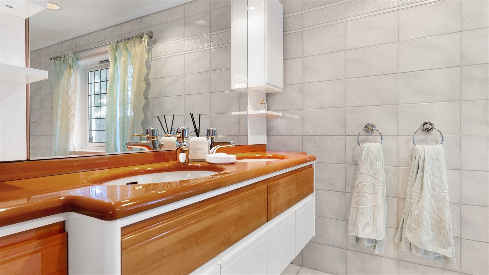 Hovedbadet ligger i tilknytning til hovedsoverommet Galleribilde