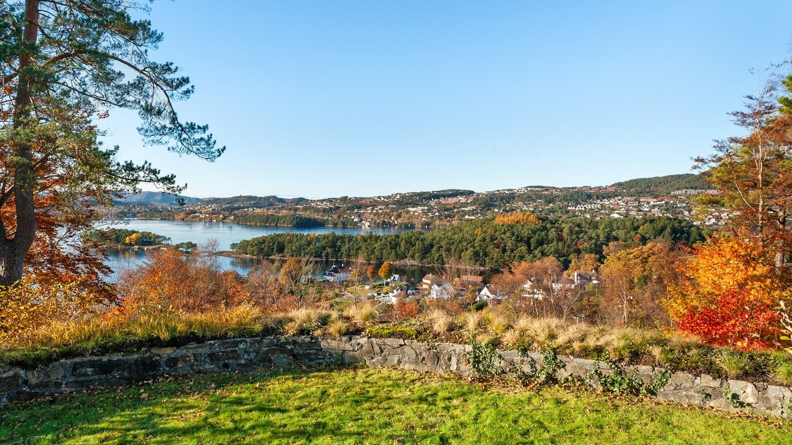 Utsikt mot Marmorøyene og utover Nordåsvannet Galleribilde