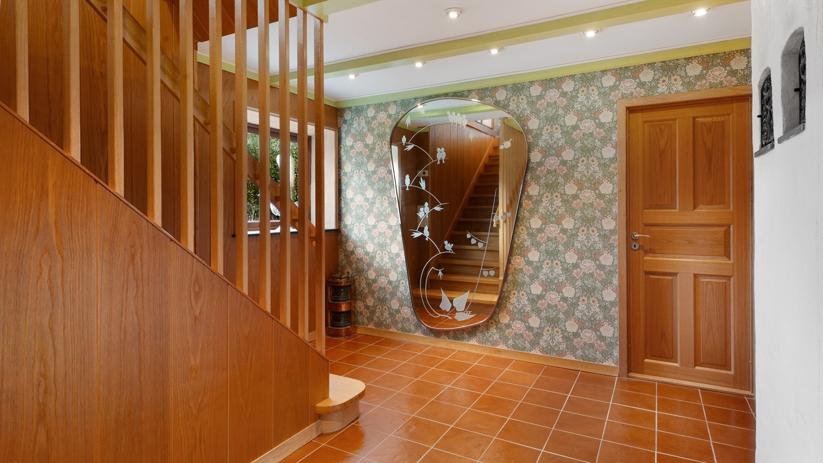 Det ble i 1993 etablert vannbåren gulvvarme i deler av gulv mot grunn Galleribilde