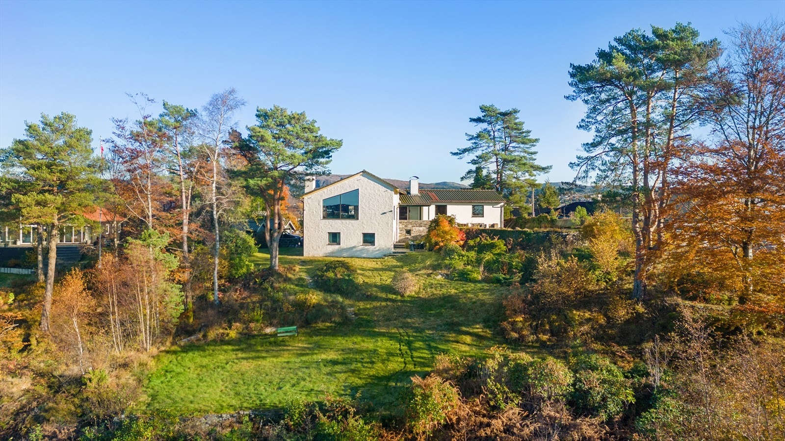 Eiendommen strekker seg helt til skråningen i front Galleribilde