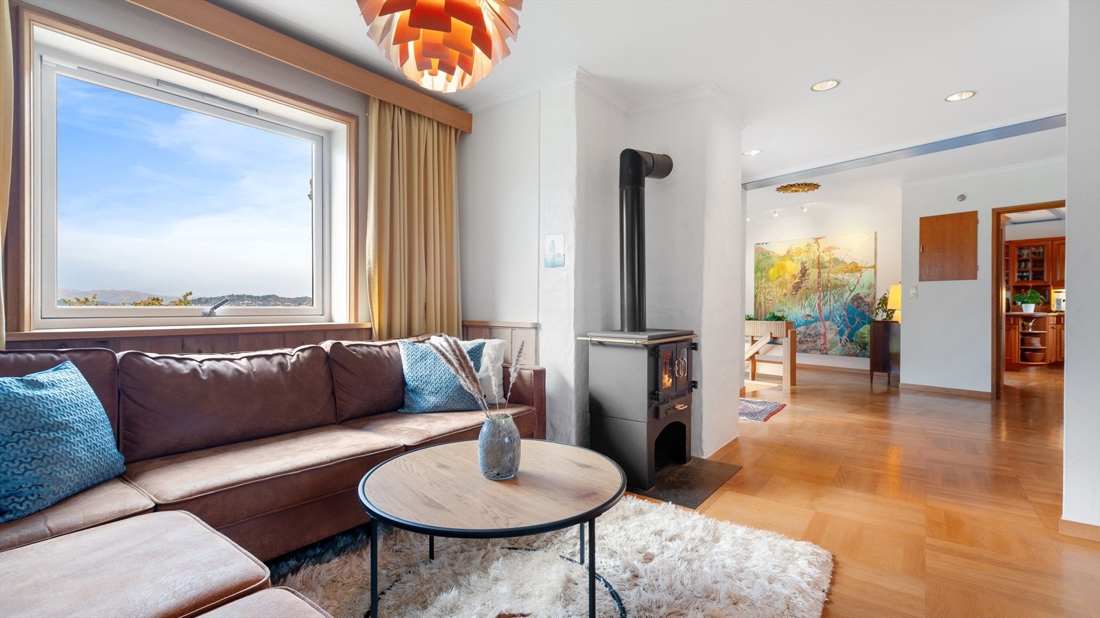 Stue/ bibliotek med vedovn Galleribilde