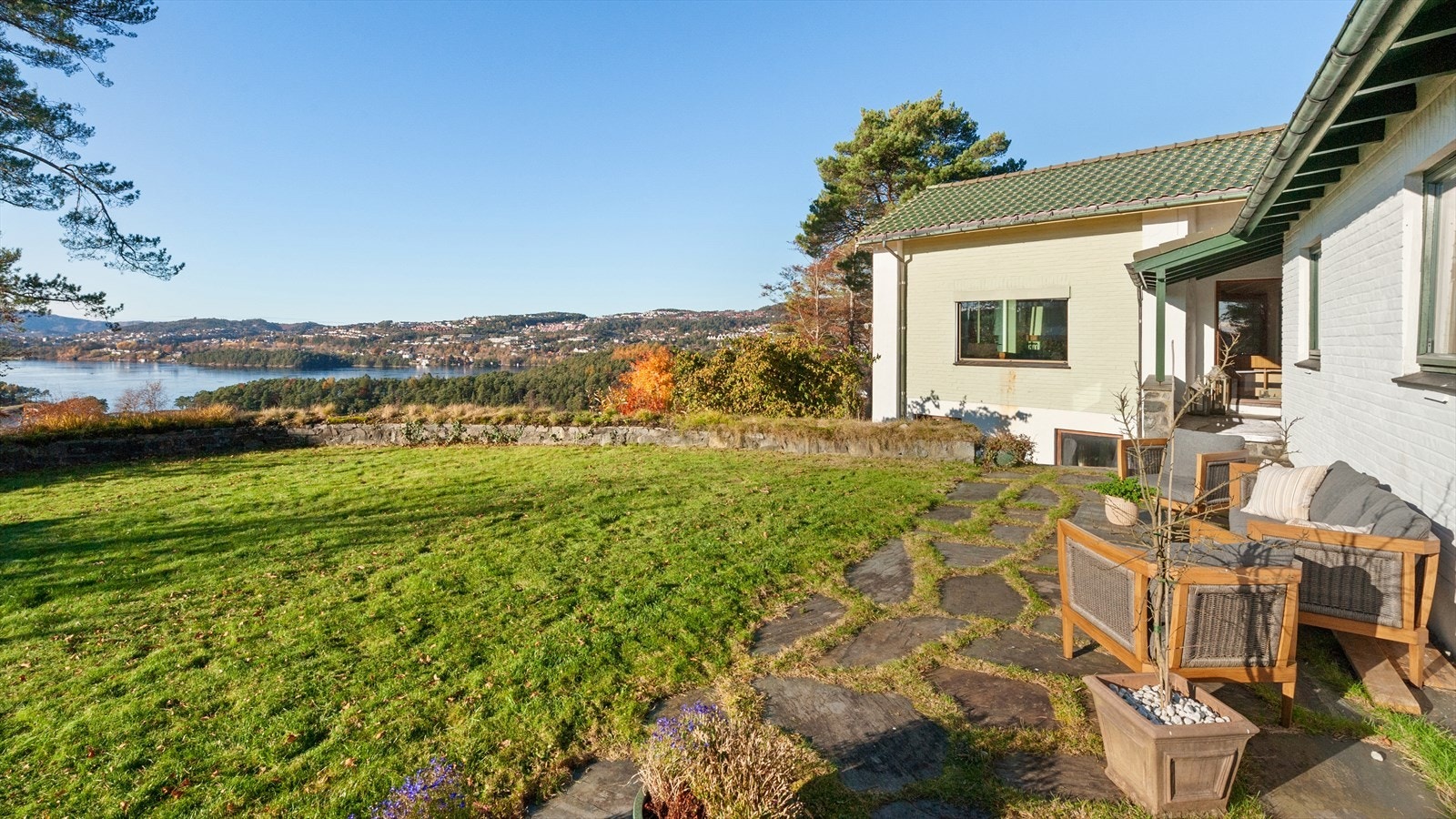 Stor hage og flere uteplasser Galleribilde