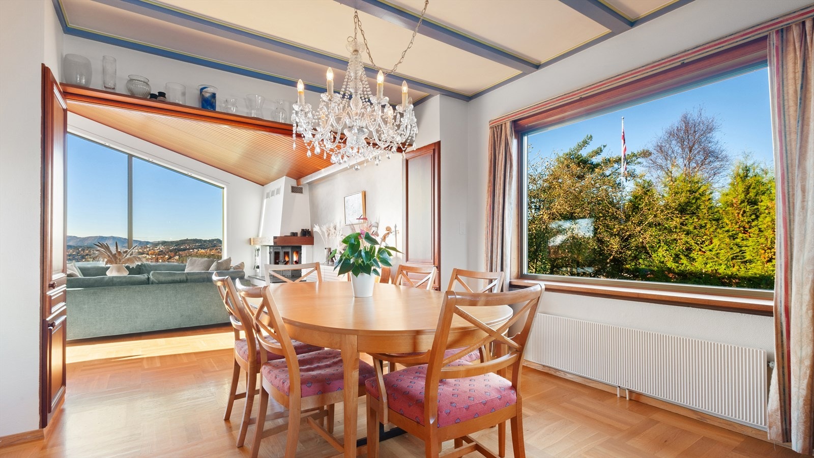 Vannbåren varme i radiatorer som drives av varmepumpe tilknyttet Vibe varmtvannstank Galleribilde