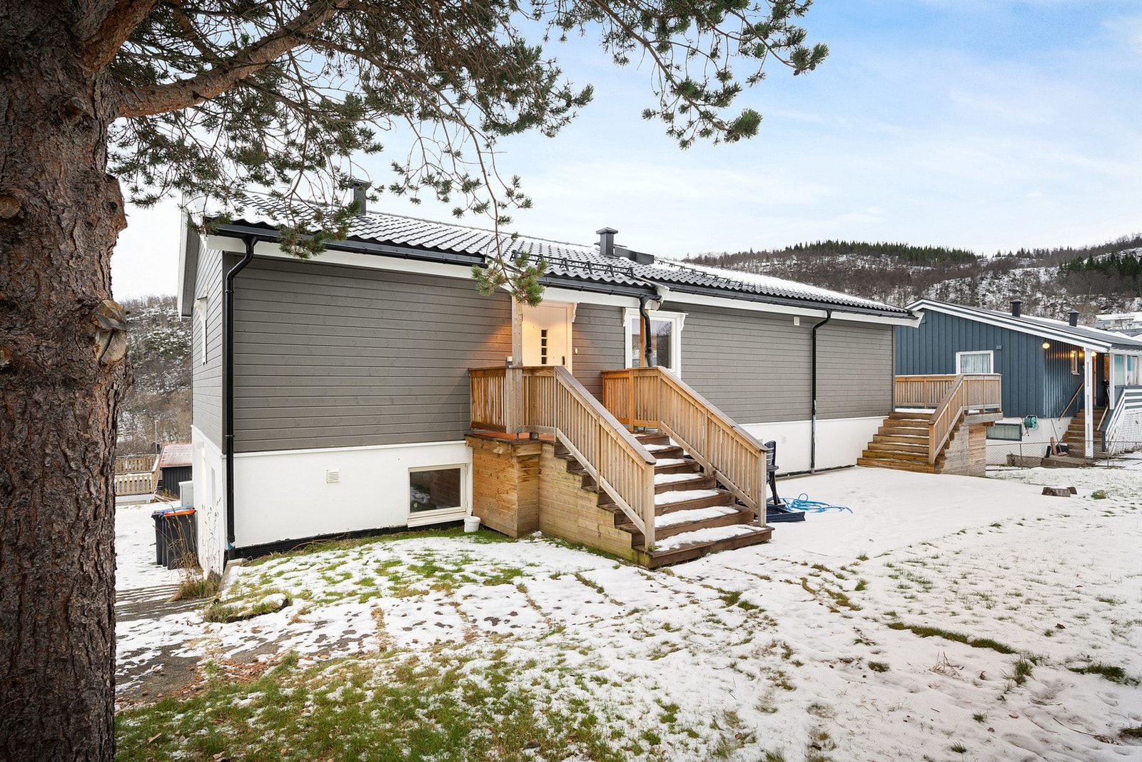Terrasse i tilknytning til inngangspartiet Galleribilde