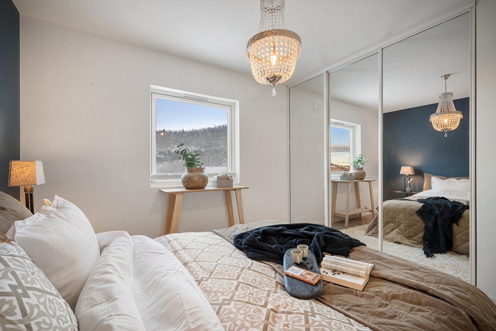 Praktisk skyvedørsgarderobe på hovedsoverommet Galleribilde
