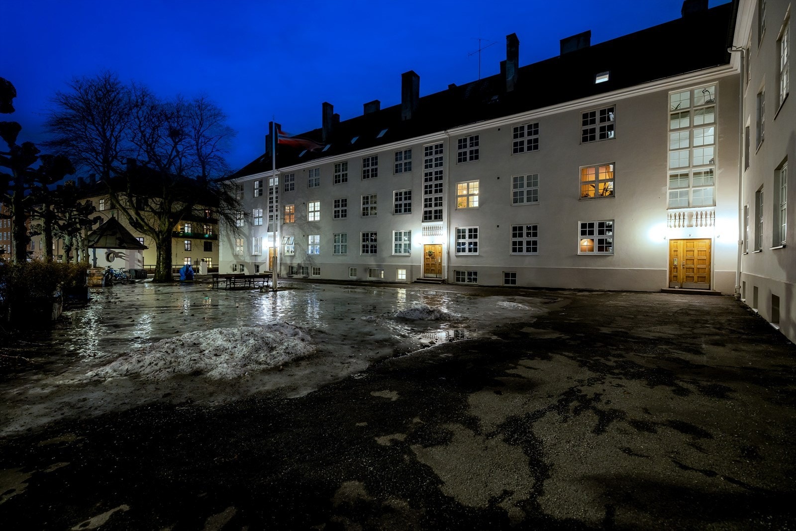 Leiligheten ligger meget attraktivt og sentralt i en herskapelig, klassisk bygård beliggende på Rosenhoff, med få minutters gange til Carl Berner og kort vei til fantastiske tur- og rekreasjonsmuligheter i Torshovdalen. Galleribilde