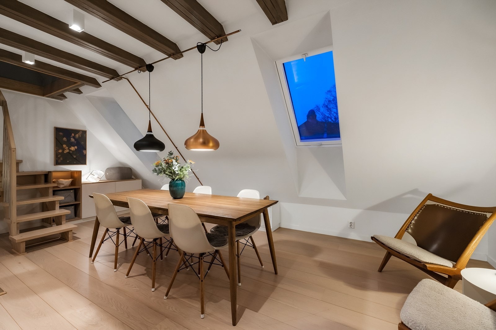 God plass for spisebord og stoler, samt andre stuemøbler. Galleribilde