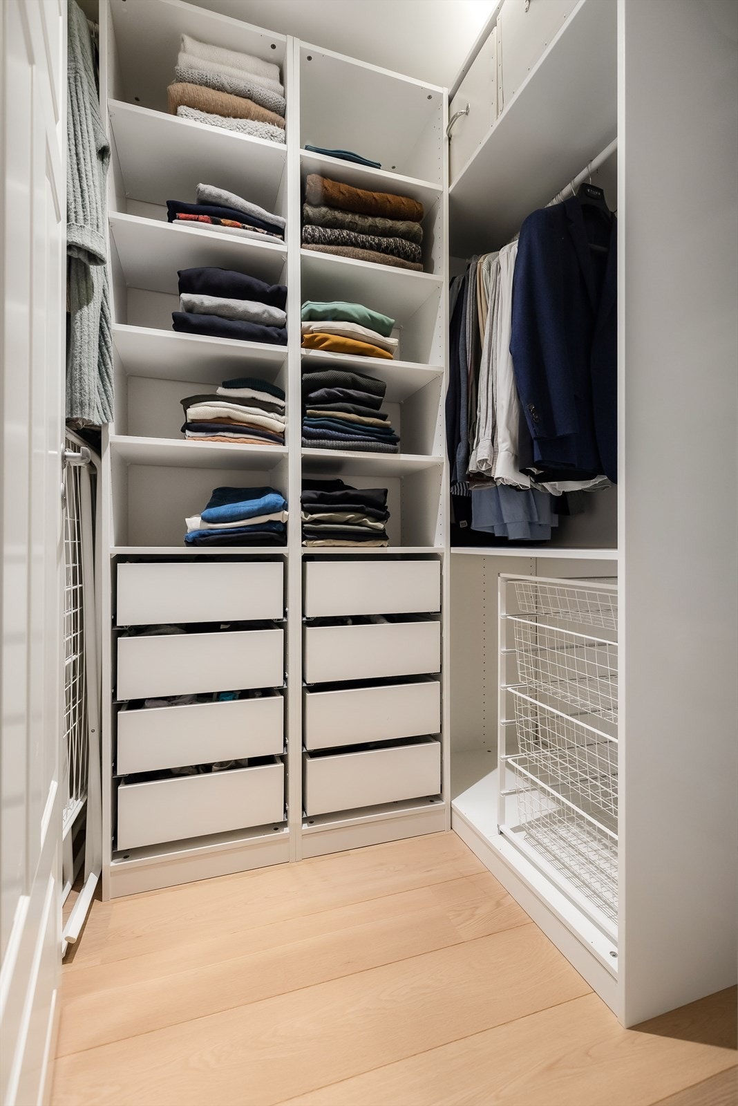 Gang med adkomst til omkledningsrom/walk-in closet med skuffer, hyller og oppheng. Galleribilde