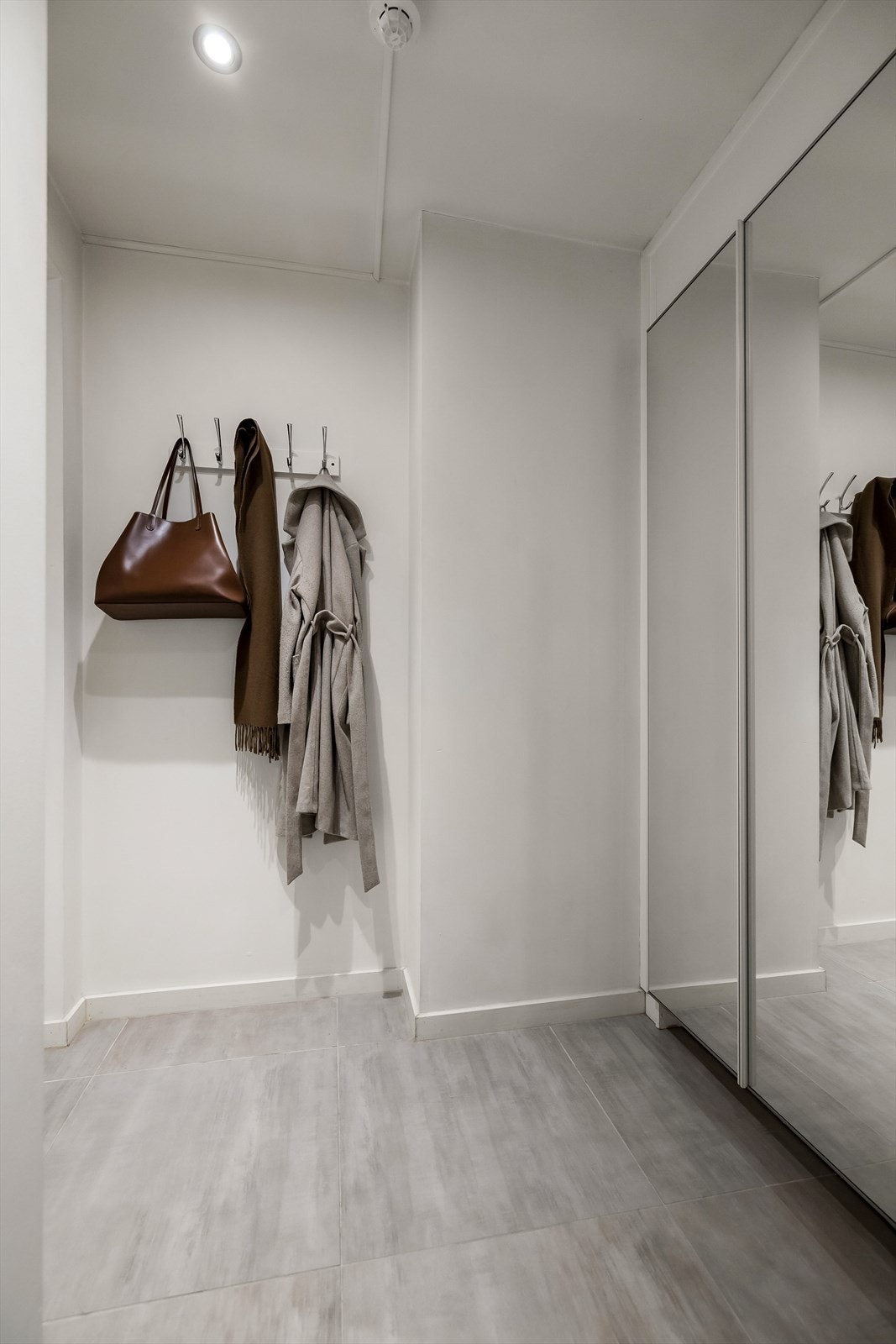 Entré med plass for å henge fra seg yttertøy og sette fra seg sko i garderobe med speilfronter. Galleribilde