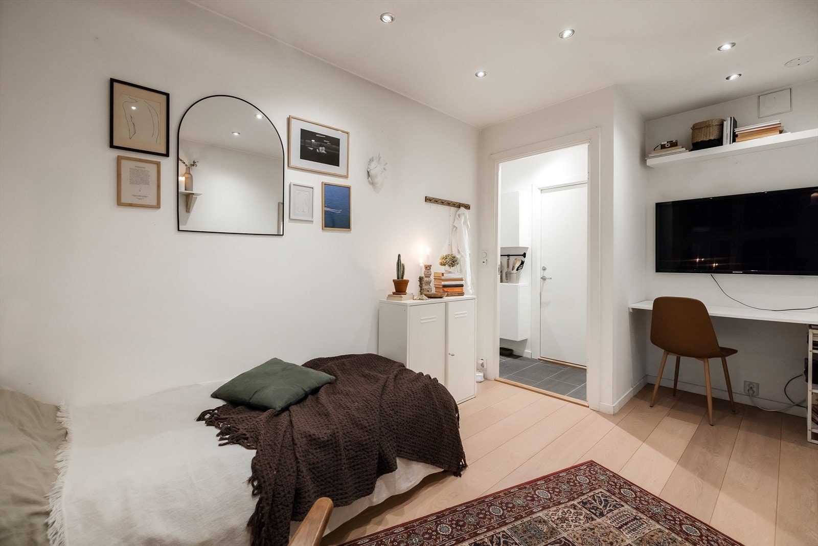 Lyst rom med downlights i tak og god plass til seng og skrivebord. Galleribilde
