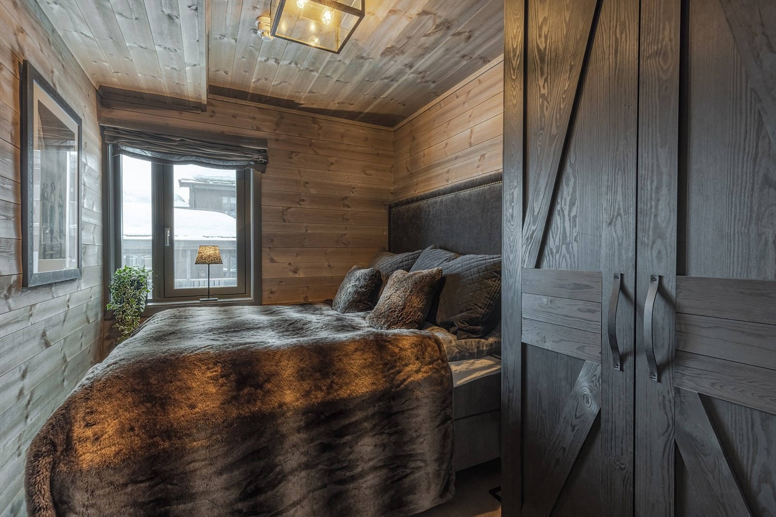Hovedsoverom med plassbygget garderobe. Galleribilde