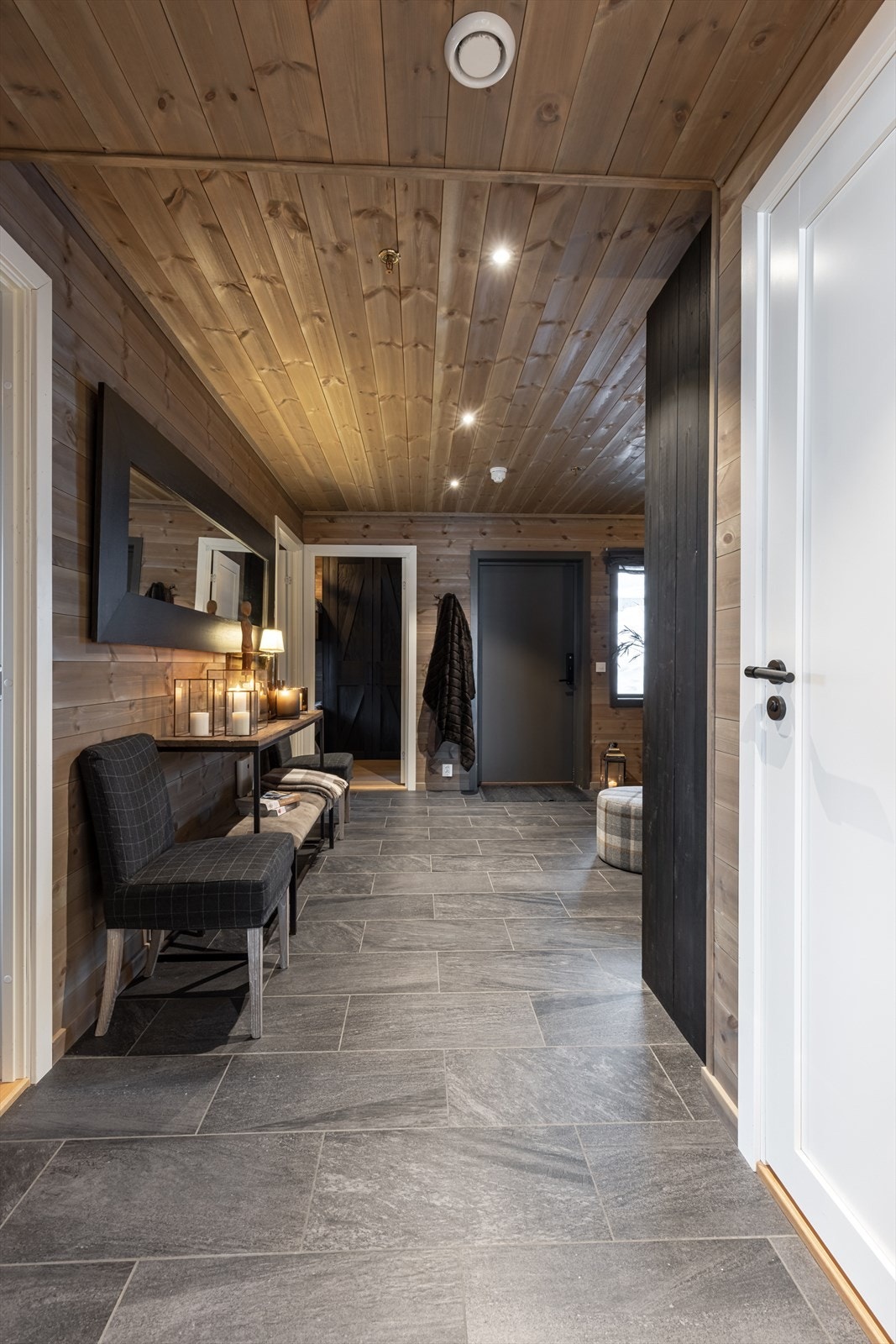 Gang mot soverom og gjestestue. Galleribilde