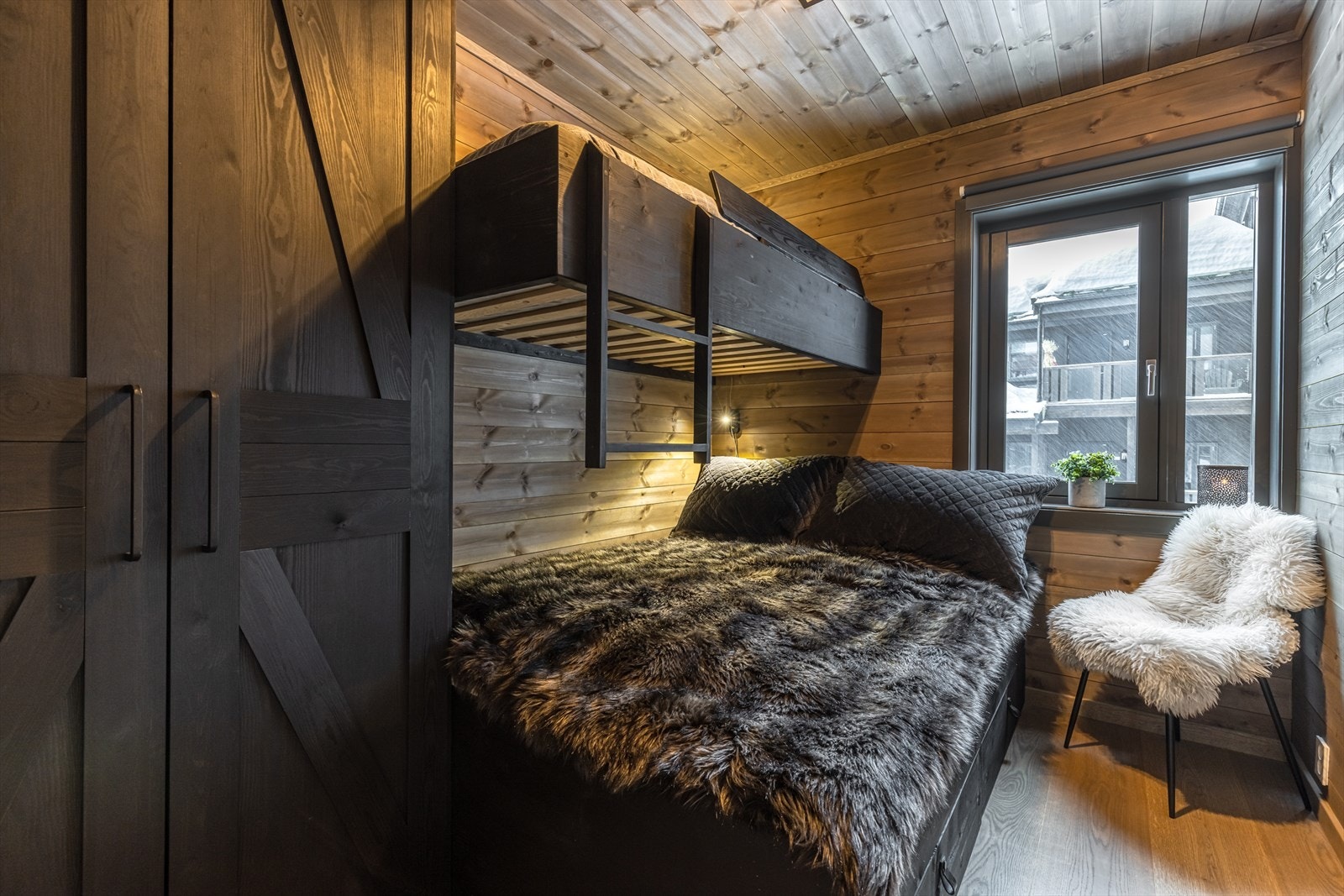 Soverom nr 2 med plassbygget garderobe og seng. Galleribilde