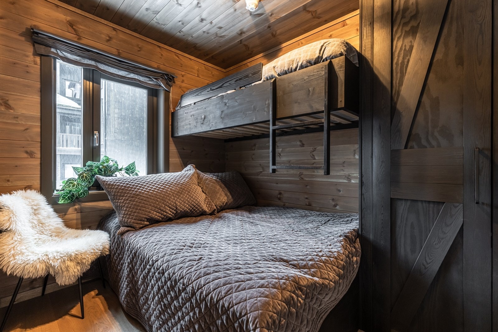 Soverom nr 3 med plassbygget garderobe og seng. Galleribilde