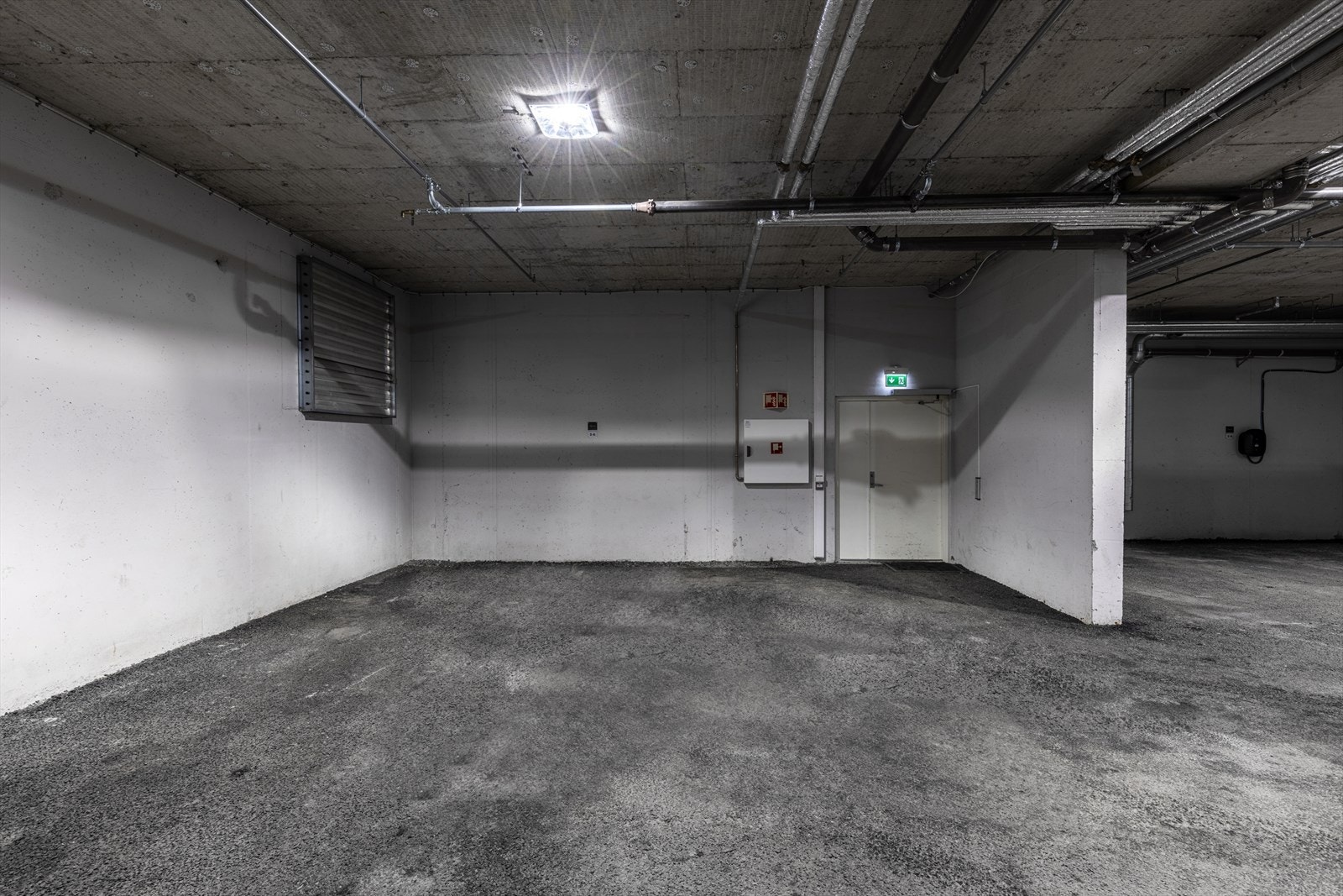 Leiligheten har parkeringsrett i stor garasje under leilighetsbygget. Leiligheten har dedikert p-plass i direkte nærhet til adkomstdør. Galleribilde