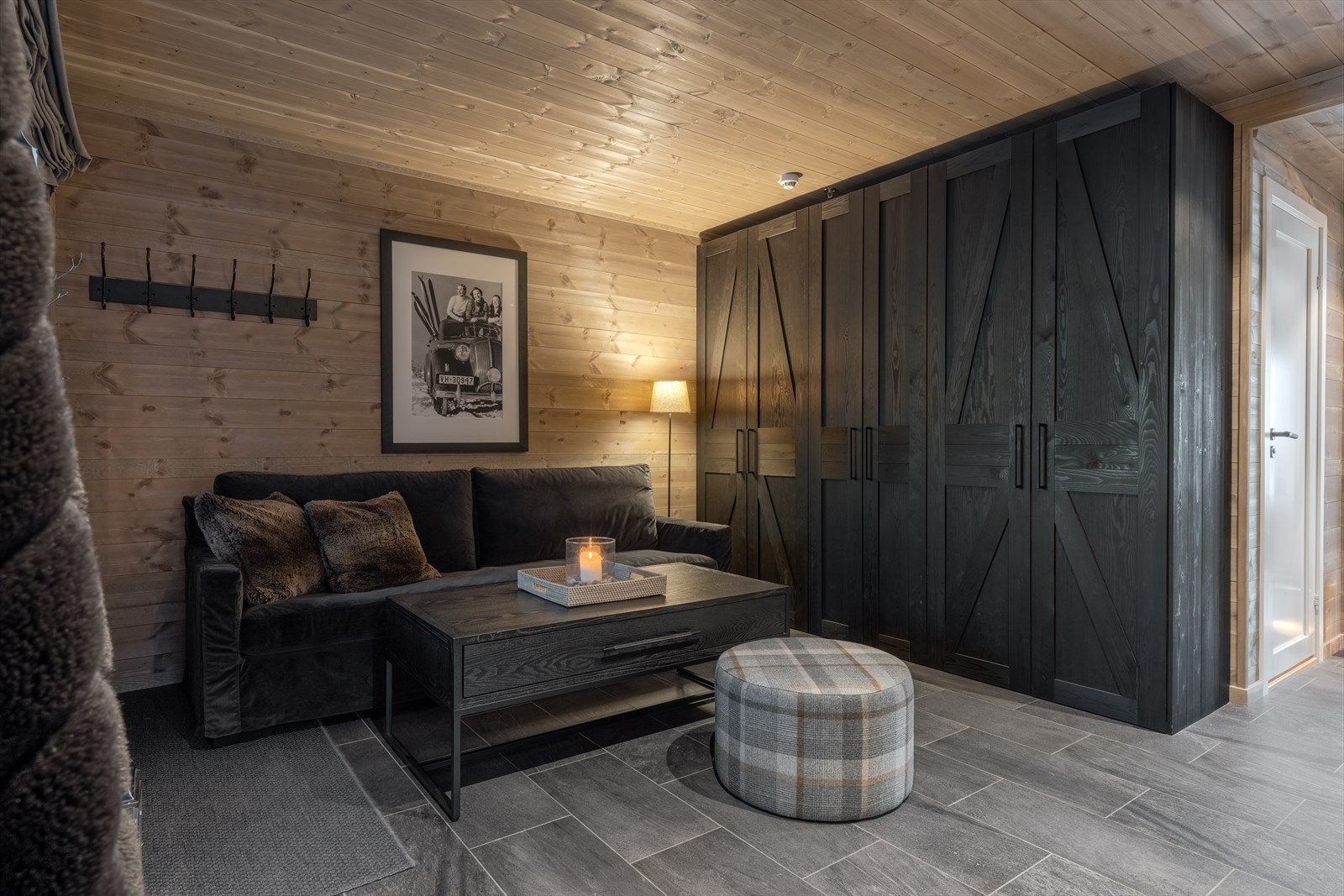 Gjestestue/oppholdsrom nr 2/tv-stue med garderobe. Galleribilde