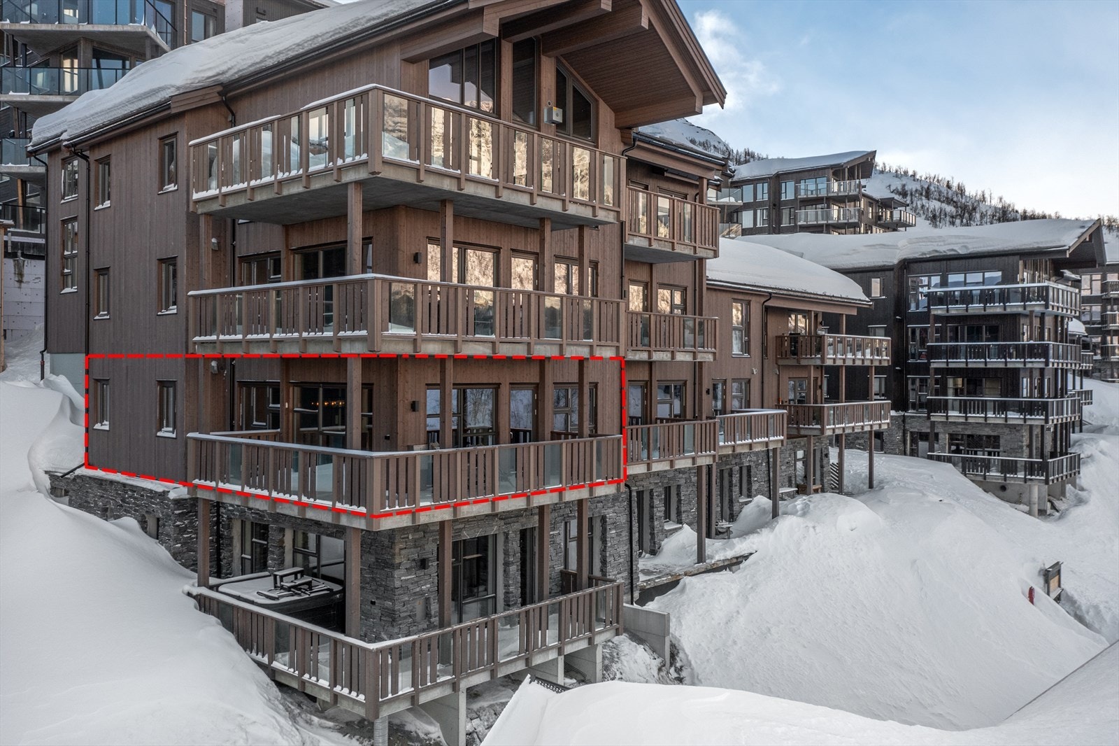 Hjørneleiligheten ligger i en høy andre etasje med fri og flott utsikt mot fjellheimen. Galleribilde