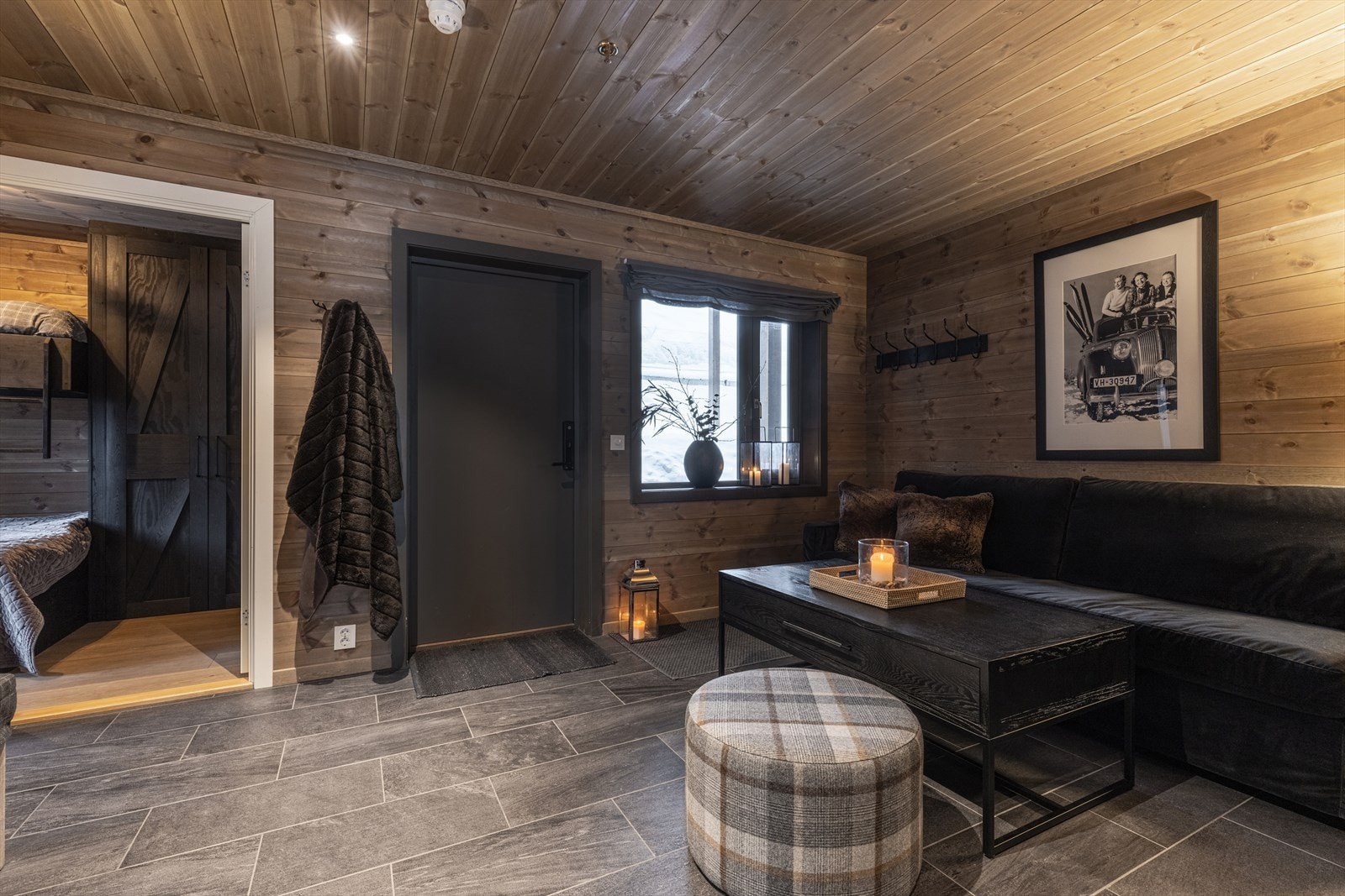 Gjestestue/oppholdsrom nr 2/tv-stue med garderobe. Galleribilde