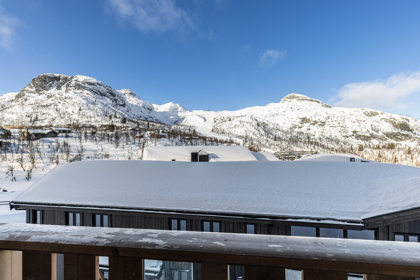 Utsikt fra terrasse mot Roni og Morten skaret. Galleribilde