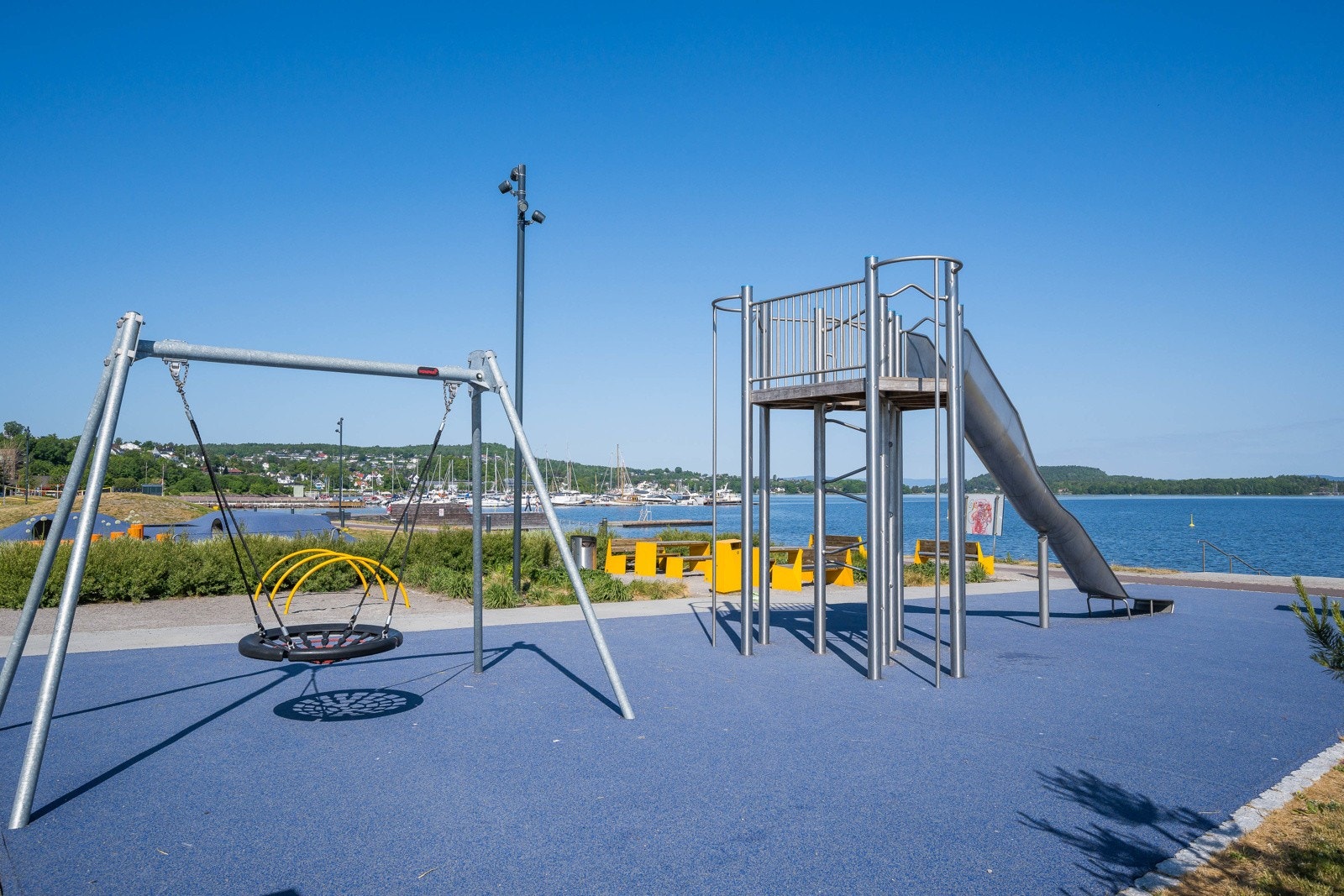 Motsatt vei finner vi den oppgraderte strandpromenaden i Indre Havneby Galleribilde